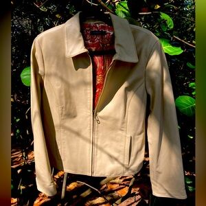 Vintage Liz, Claiborne, 100% leather women’s jacket. Size m Beautiful lining